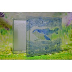 Fondo blanco de caja artesanal con ballena y mar hecha de cristal