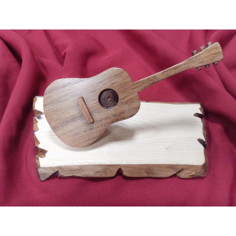 Guitarra española en madera hecha a mano
